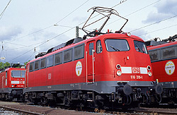 110 319 in verkehrsrot mit 3-Löwentakt-Aufkleber im Bw Stuttgart