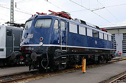 110 350 der Teutobahn in blauer Lackierung im Bw Seelze