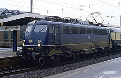 110 484 in blauer Lackierung in Paderborn Hbf