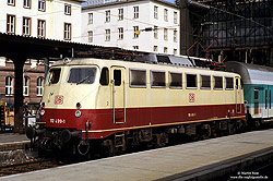 110 499 ex 114 499 in rot beige im Bahnhof Frankfurt/Main Hbf
