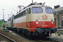 112 496 mit rotem DB-Gußschild auf der Front im Bw Kassel Hbf