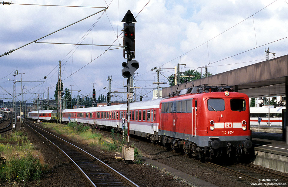 110 201 in verkehrsrot mit Sonderzug in DDüsseldorf Hbf