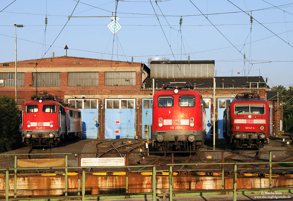 110 231 neben 120 147 und 110 231 in verkehrsrot im Bw Köln Deutzerfeld