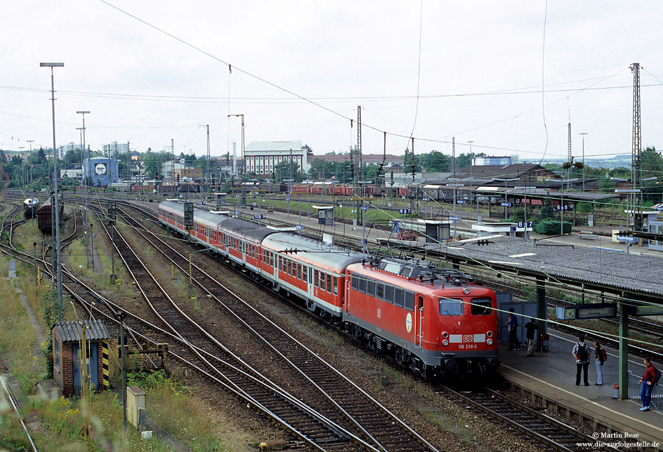 110 238 in verkehrsrot im bahnhof Bietigheim Bissingen