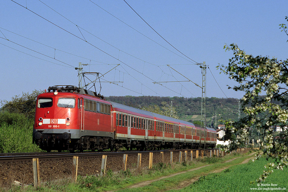 110 300 mit RE12130 bei Gau Algesheim auf der linken Rheinstrecke