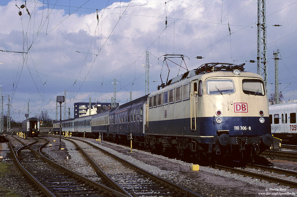 110 306 in oceanblau beige in Köln Bbf