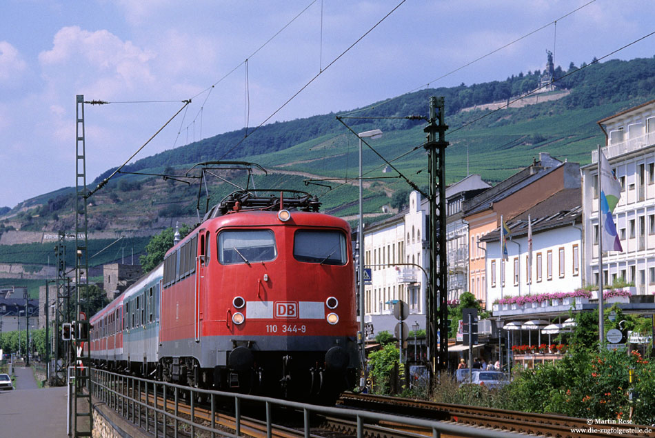 110 344 mit RB15525 in Rüdesheim mit Häuserzeile