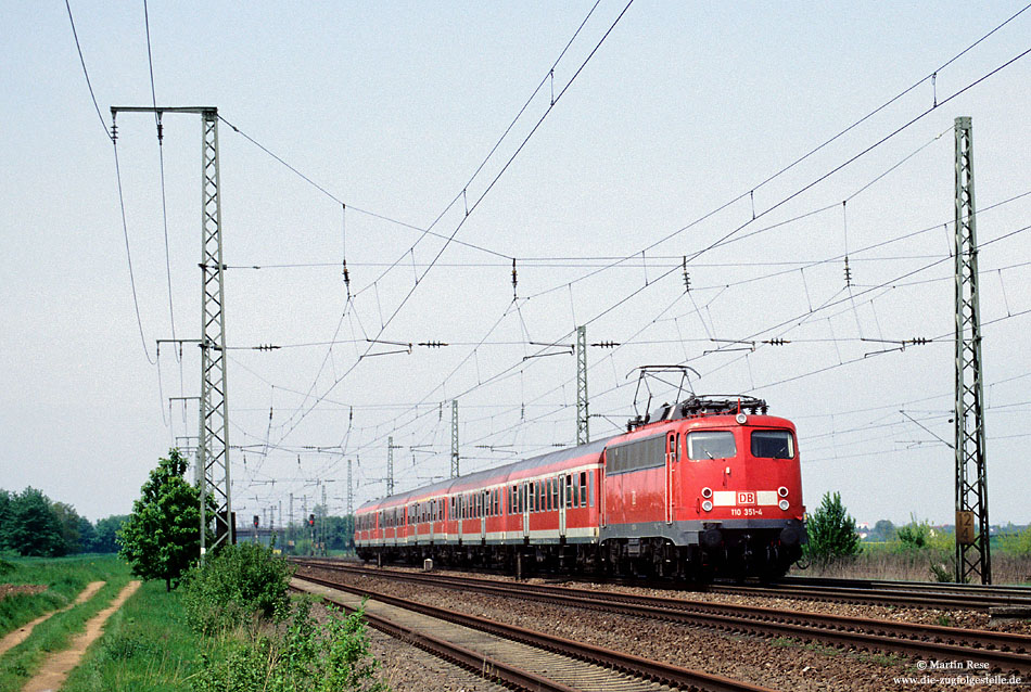 110 351 in verkhrsrot mit LZB zwischen Mahheim und Heidelberg