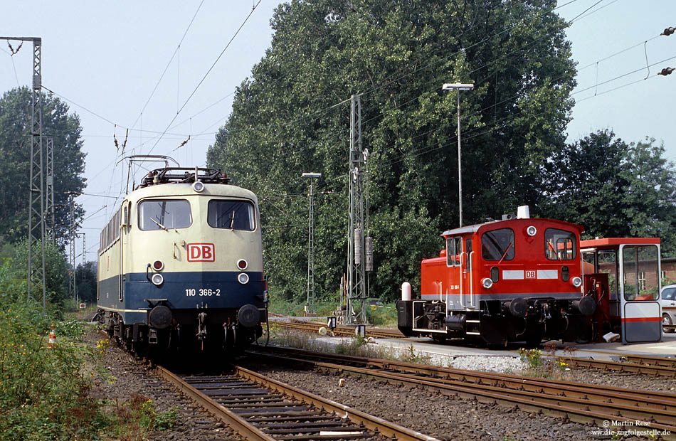 110 366 in oceanblau beige neben 333 008 in verkehrsrot im Bahnhof Emmerich