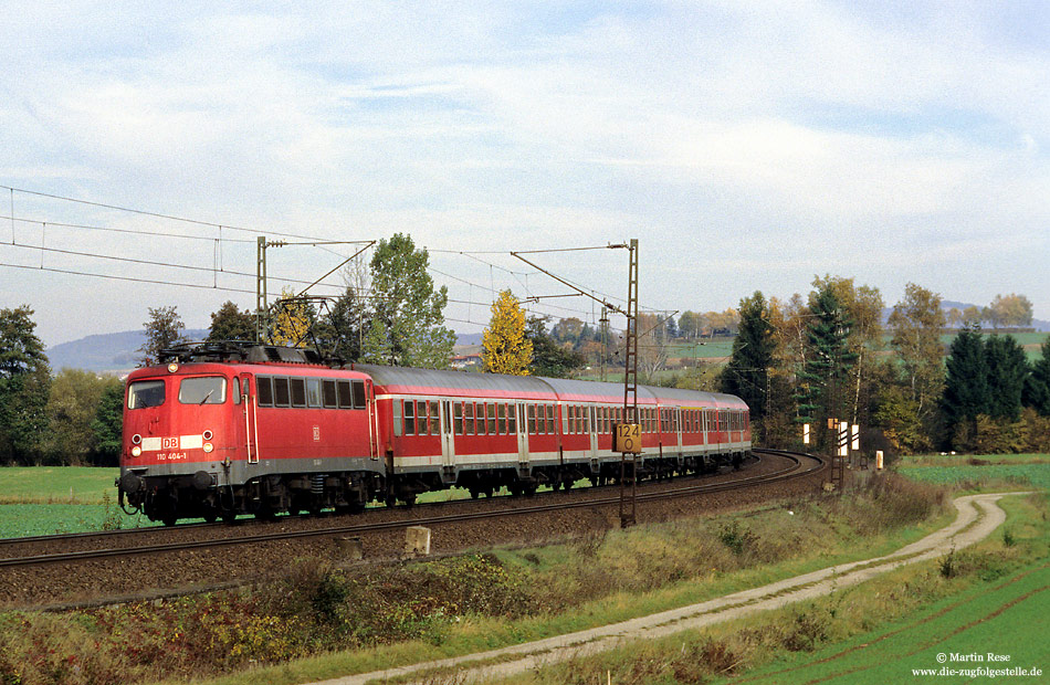 110 404 mit n-Wagen auf der Nord-Süd-Strecke bei Hünfeld