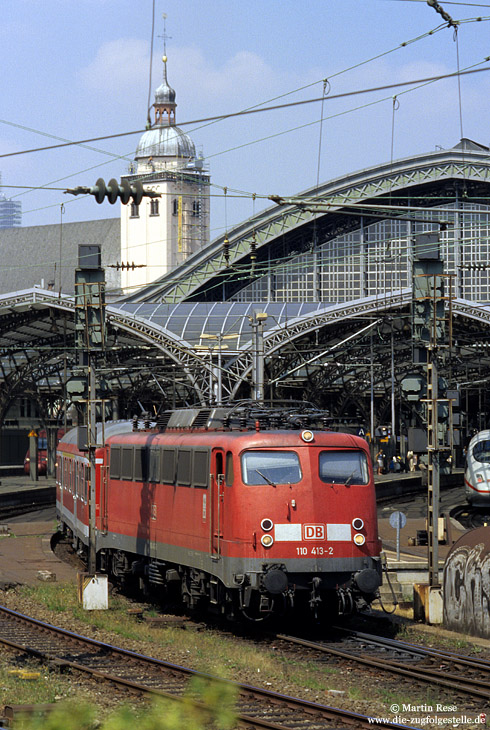 110 413 in Köln Hbf mit Bahnhofshalle