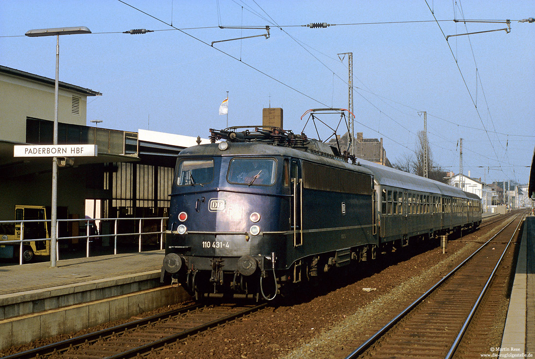 110 431 in blau mit N7892 Altenbeken - Dortmund in Paderborn Hbf