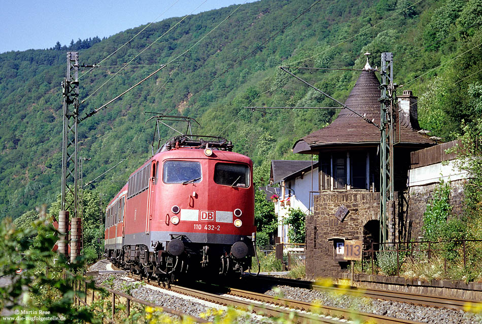 110 342 mit der RB15537 mit ehemaligen Posten 113 auf der rechten Rheinstrecke zwischen Kaub und Lorchhausen