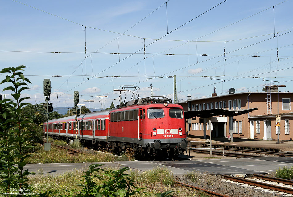 110 434 mit Empangsgebäude im Bahnhof Mainz Kastel