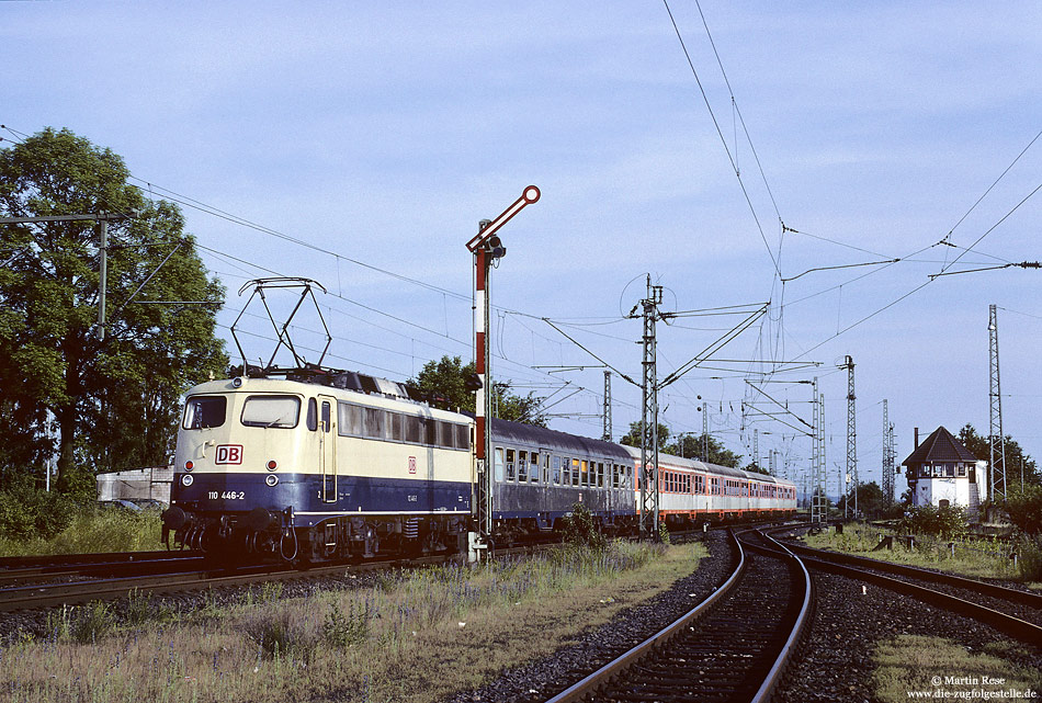 110 446 in oceanblau beige mit Wendezug im Bahnhof Porz Wahn vor dem Umbau mit Formsignal