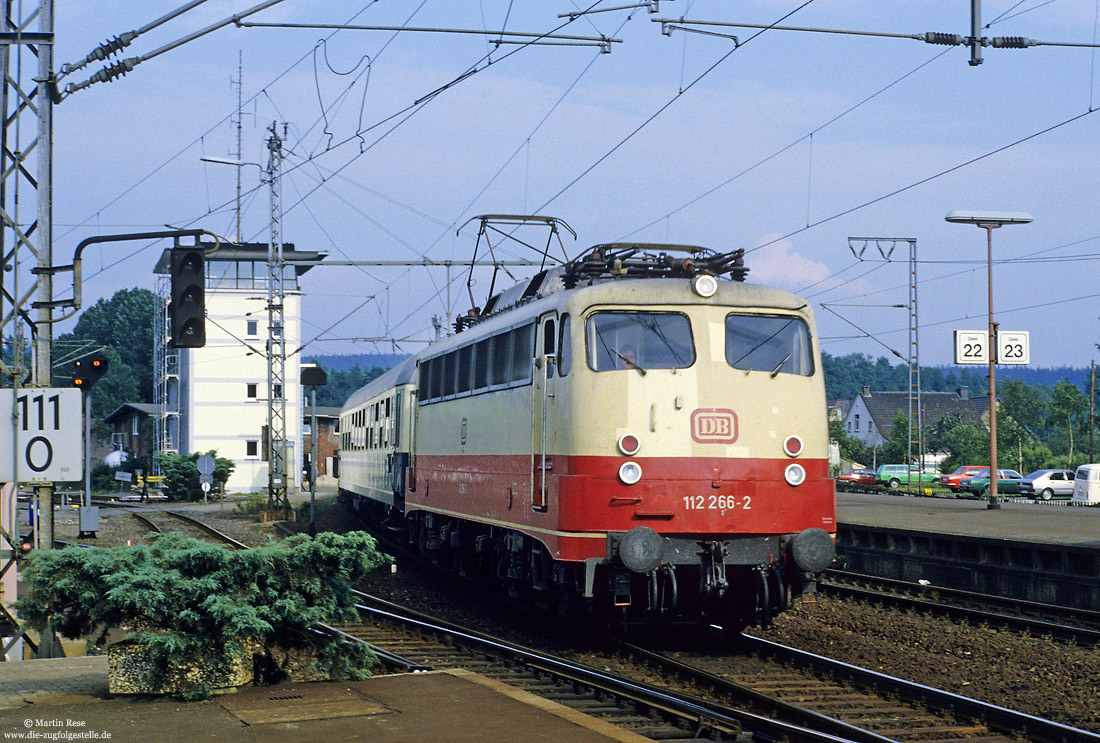 112 266 in rot beige im Bahnhof Altenbeken