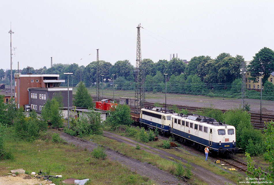 150 129 in oceanblau beige im Bahnhof Opladen mit Stellwerk