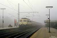 110 430 in oceanblau beige im Nebel im Bahnhof Lippstadt, D2641 und D2941