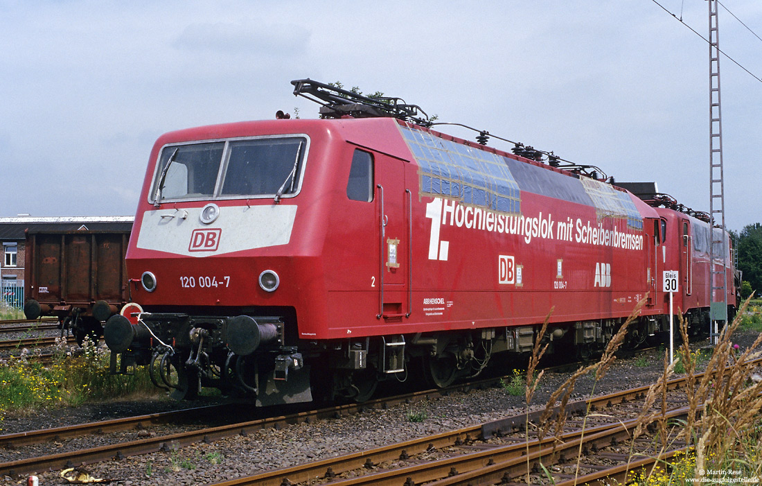 120 004 in orientrot erste Hochleistungslokomotive mit Scheibenbremsen mit Brandschaden im Aw Opladen