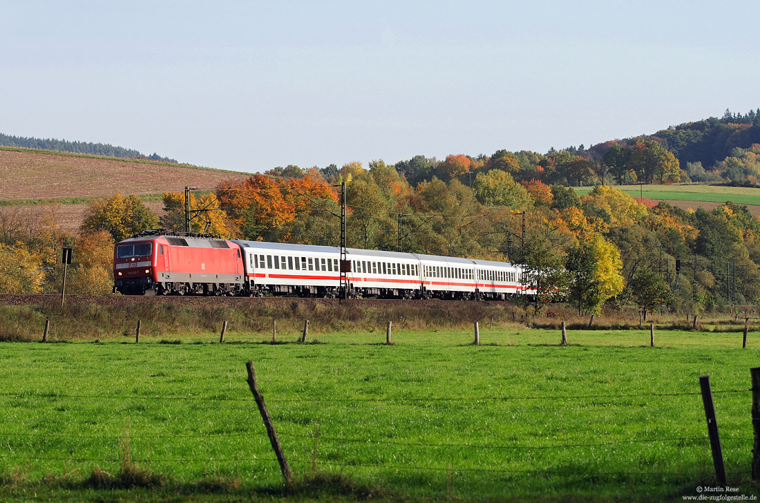 verkehrsrote 120 103 mit Freitags-Verstärker IC1955 bei Herrmannspiegel im herbstlichen Haunetal