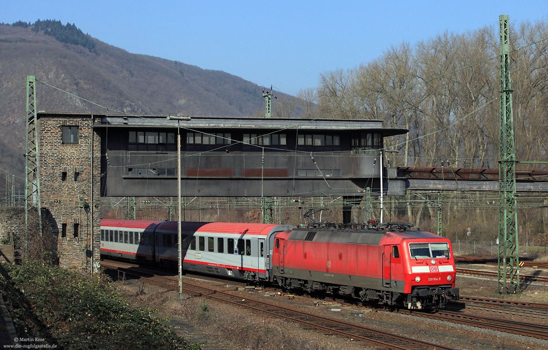 verkehrsrote 120 104 mit IC119 unter dem ehemaligen Reiterstellwerk in Bingen Hbf