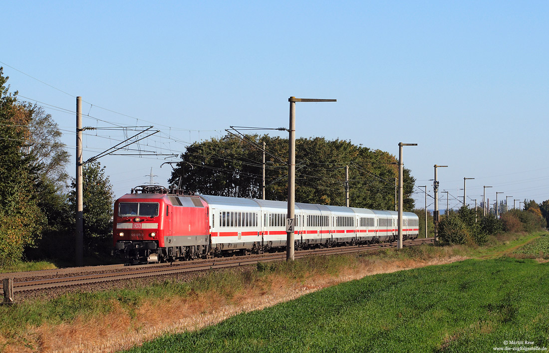 verkehrsrote 120 105 mit IC2012 zwischen den Feldern bei Sechtem