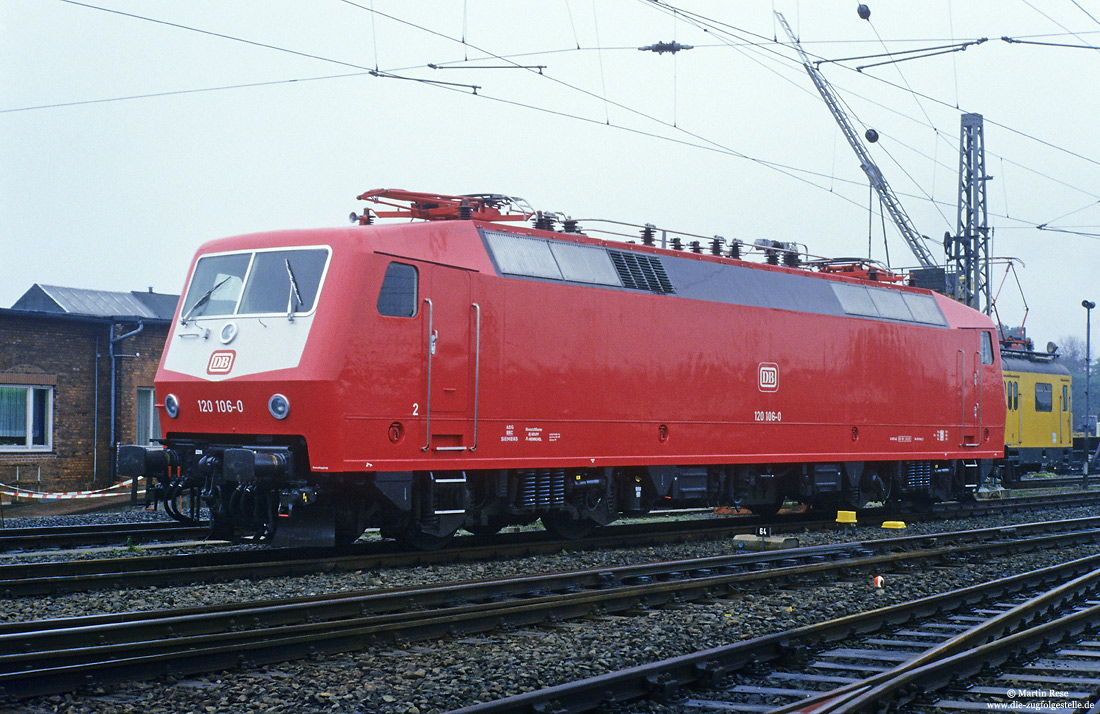 Ausstellungslok 120 106 beim Bahnhofsfest in Nienburg im September 1987