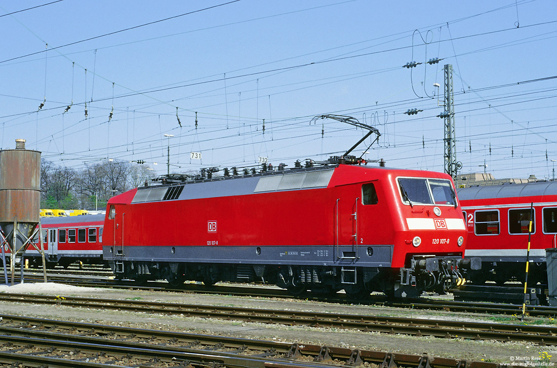 120 107 in verkehrsrot im Bw Stuttgart