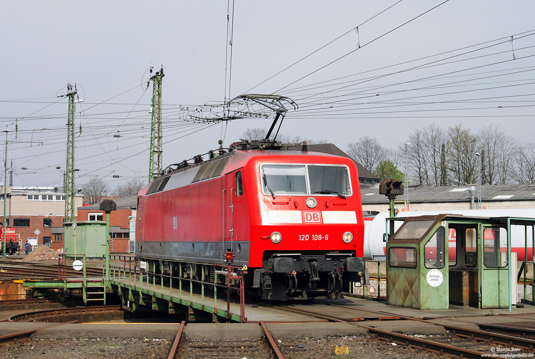 verkehrsrote 120 108 auf der Drehscheibe in Bw Köln Deutzerfeld