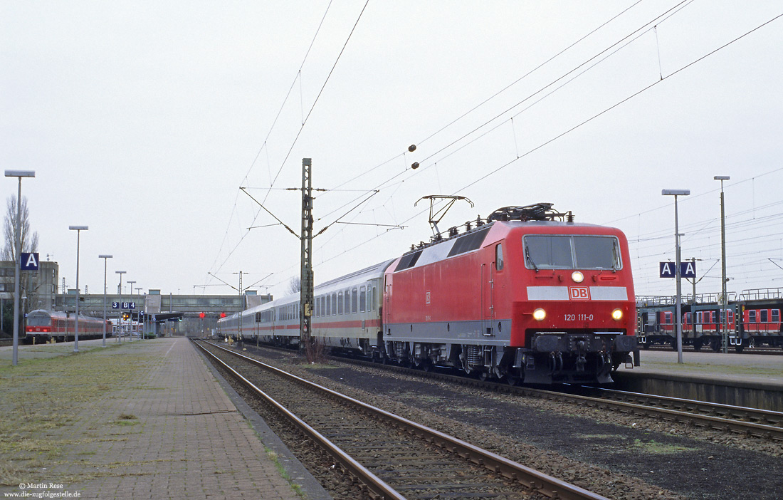 verkehrsrote 120 110 mit InterCity nach Norddeich Mole in Emden Hbf