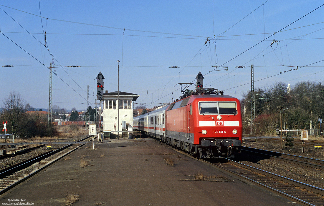 verkehrsrote 120 118 auf der Nord-Süd-Strecke in Hünfeld mit Schrankenposten 127