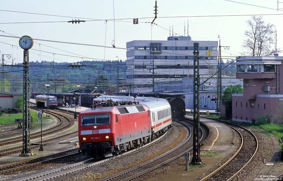 im Bahnhof Traunstein legt sich die 120 120 mit dem IC2082 in die Kurve