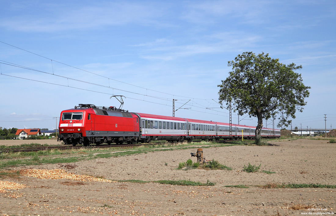 120 126 mit aus österreichischen Wagen gebildeten IC119 bei Bobenheim