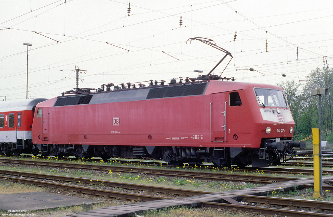 Portrait der 120 128 in orientroter Lackierung in Mannheim Hbf

