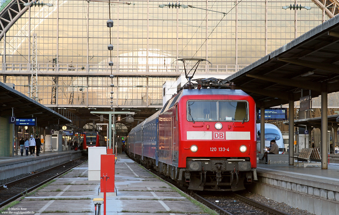 verkehrsrote 120 133 mit Nachtzug Jan Kipura in Frankfurt Hbf