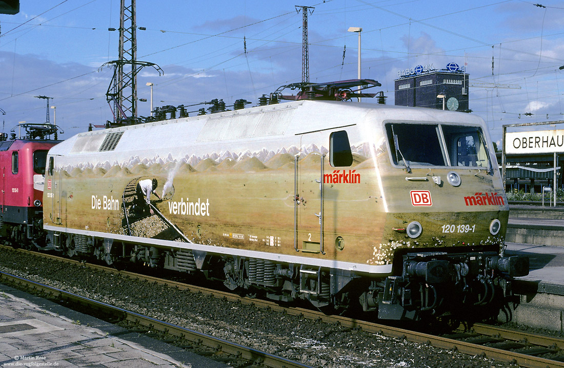 Werbe-120 120 139 mit Märklin-Werbung im Bahnhof Oberhausen Hbf