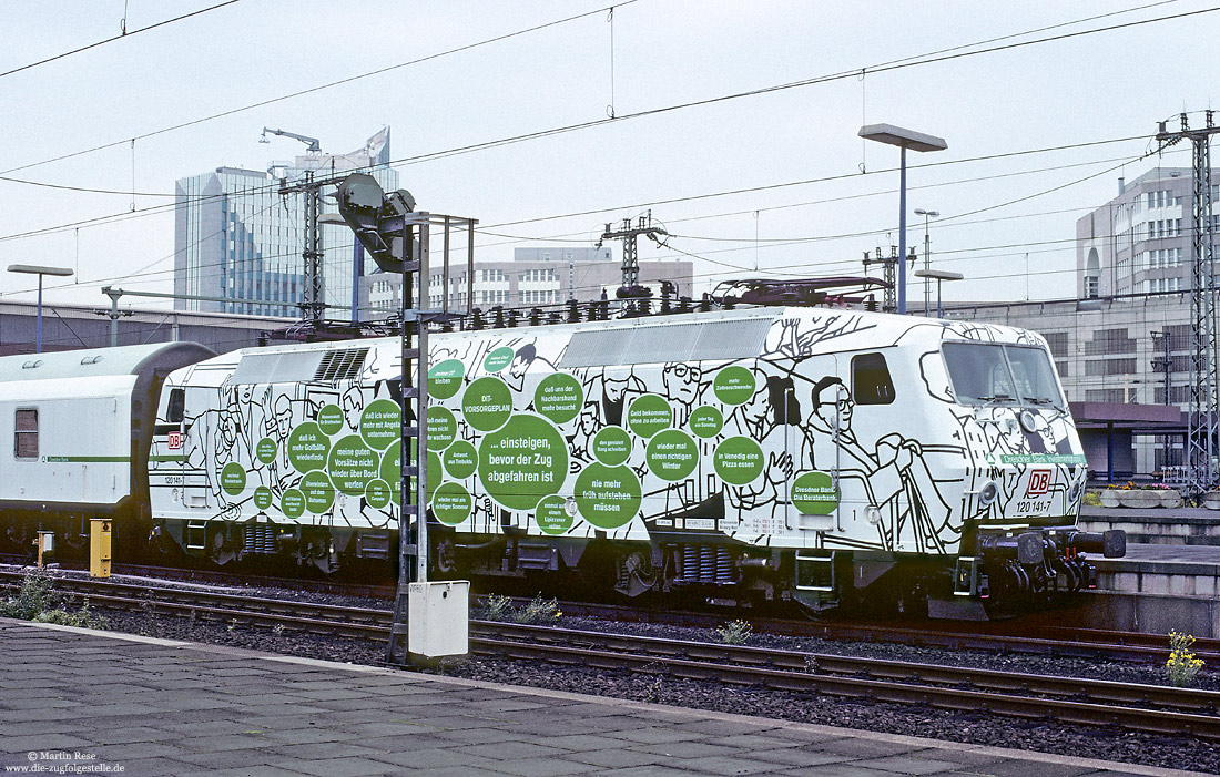 120 141 mit Werbung für die Dresdner Bank Investmentgruppe in Düsseldorf Hbf