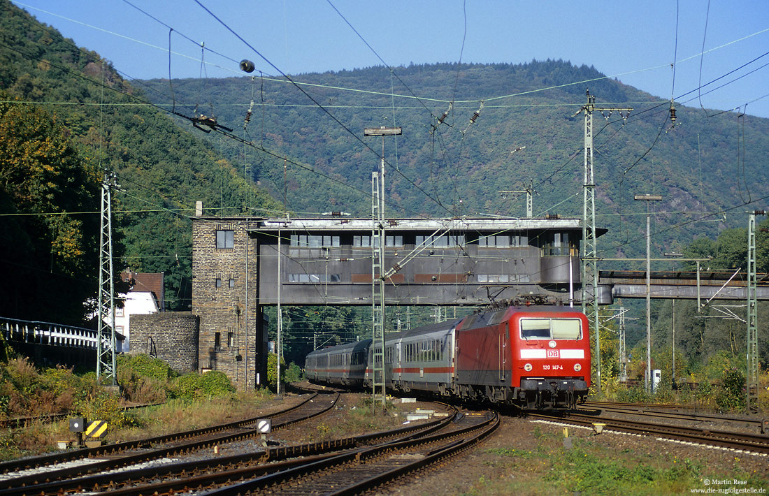 120 147 unter dem denkmalgeschützten Reiterstellwerk in Bingen Hbf