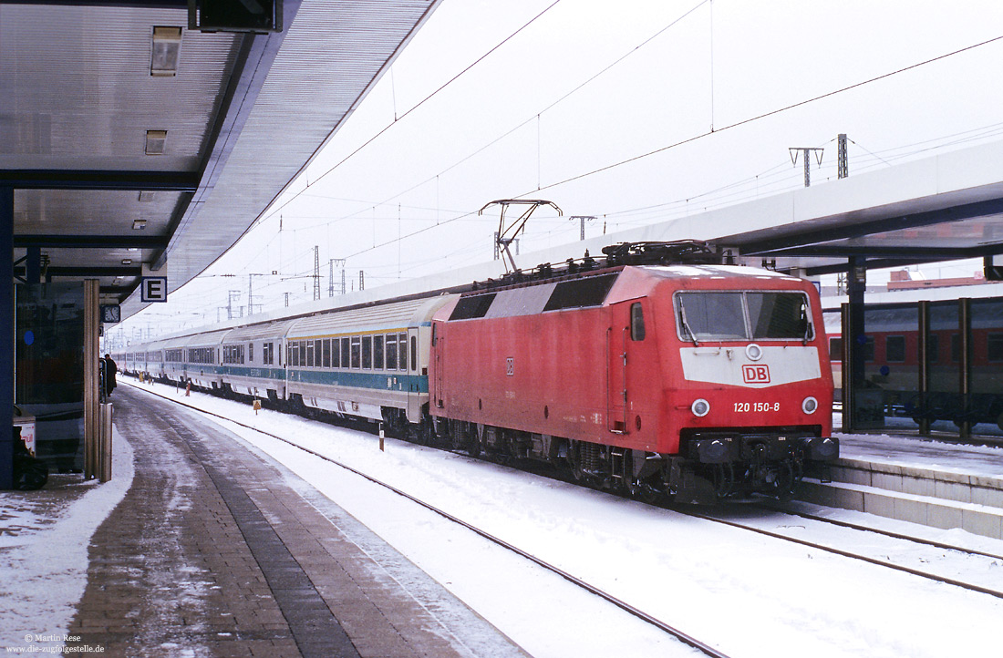 120 150 mit aus Kroatischen Wagen gebildeten EuroCity 10 Mimara in Nürnberg Hbf