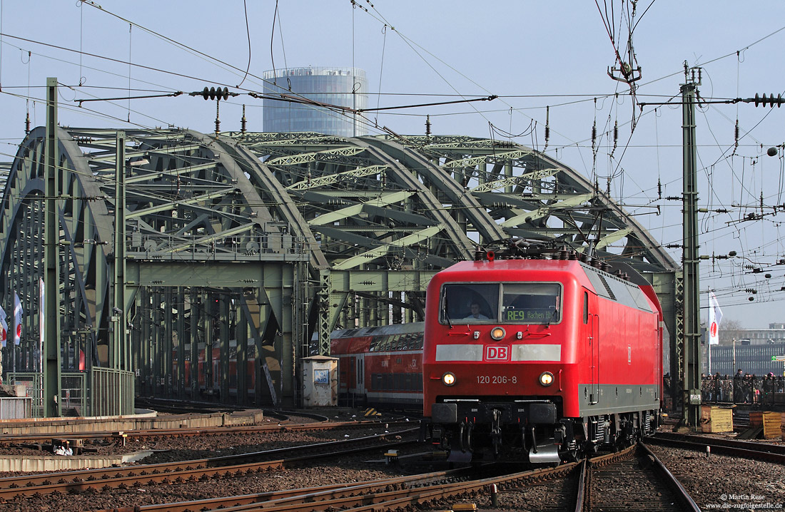 verkehrsrote 120 206 ex 120 116 mit Doppelstockwagen bei der Einfahrt in Köln Hbf