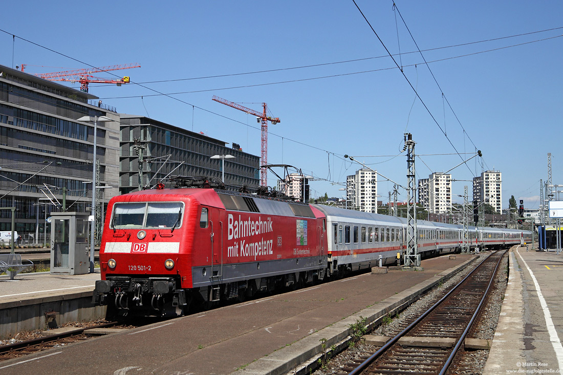 120 501 ex 120 153 mit IC2014 in Stuttgart Hbf