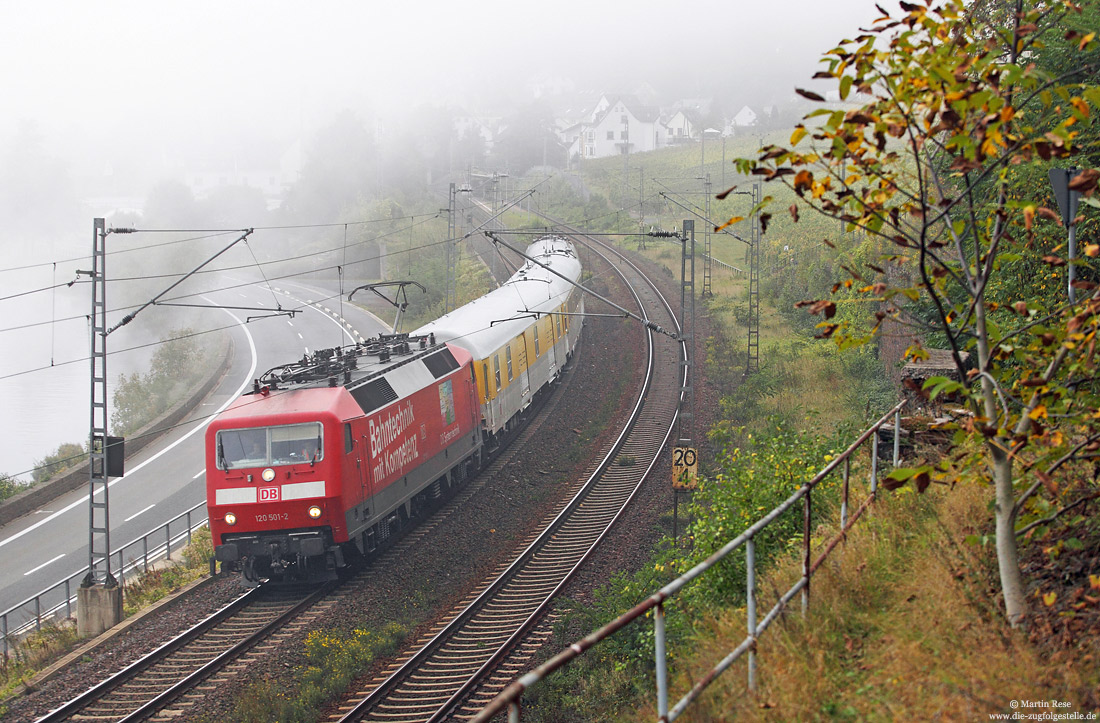 120 501 ex 120 153 mit drei Messwagen auf der herbstlichen Moselstrecke bei Kattenes