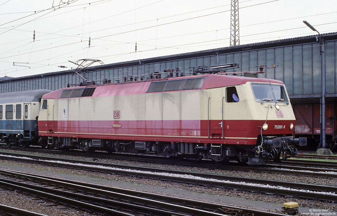 752 001 ex 120 001 in rot beige in Trier Hbf