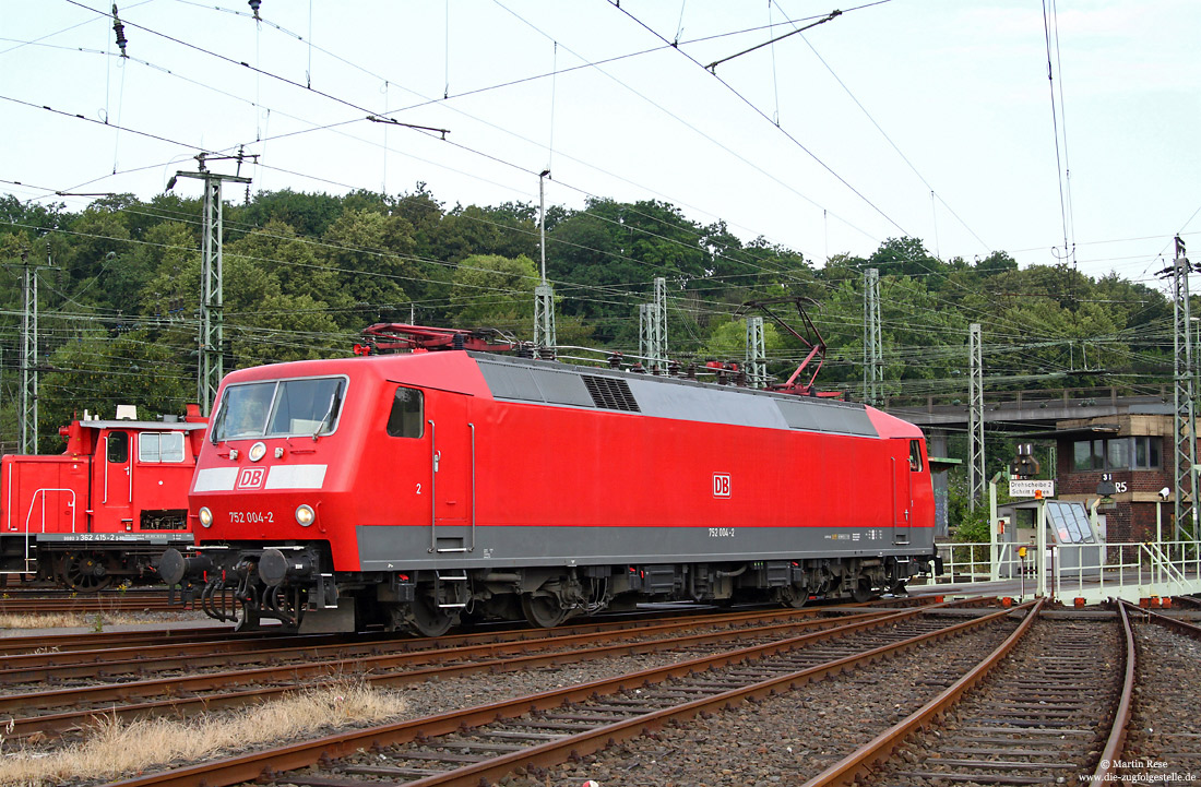 752 004 in verkehrsrot in Köln Bbf