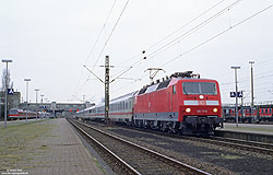 verkehrsrote 120 110 mit InterCity nach Norddeich Mole in Emden Hbf