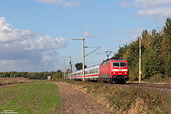 verkehrsrote 120 115 mit Ersatz-IC 2803 bei Sechtem