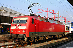 120 116 in verkehrsrot in Hannover Hbf