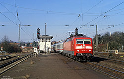 verkehrsrote 120 118 auf der Nord-Süd-Strecke in Hünfeld mit Schrankenposten 127