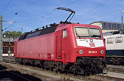 120 125 in orientrot in Stuttgart Hbf