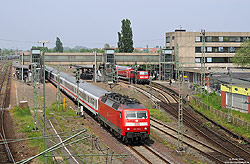 verkehrsrote 120 125 mit InterCity im Bahnhof Emden Hbf